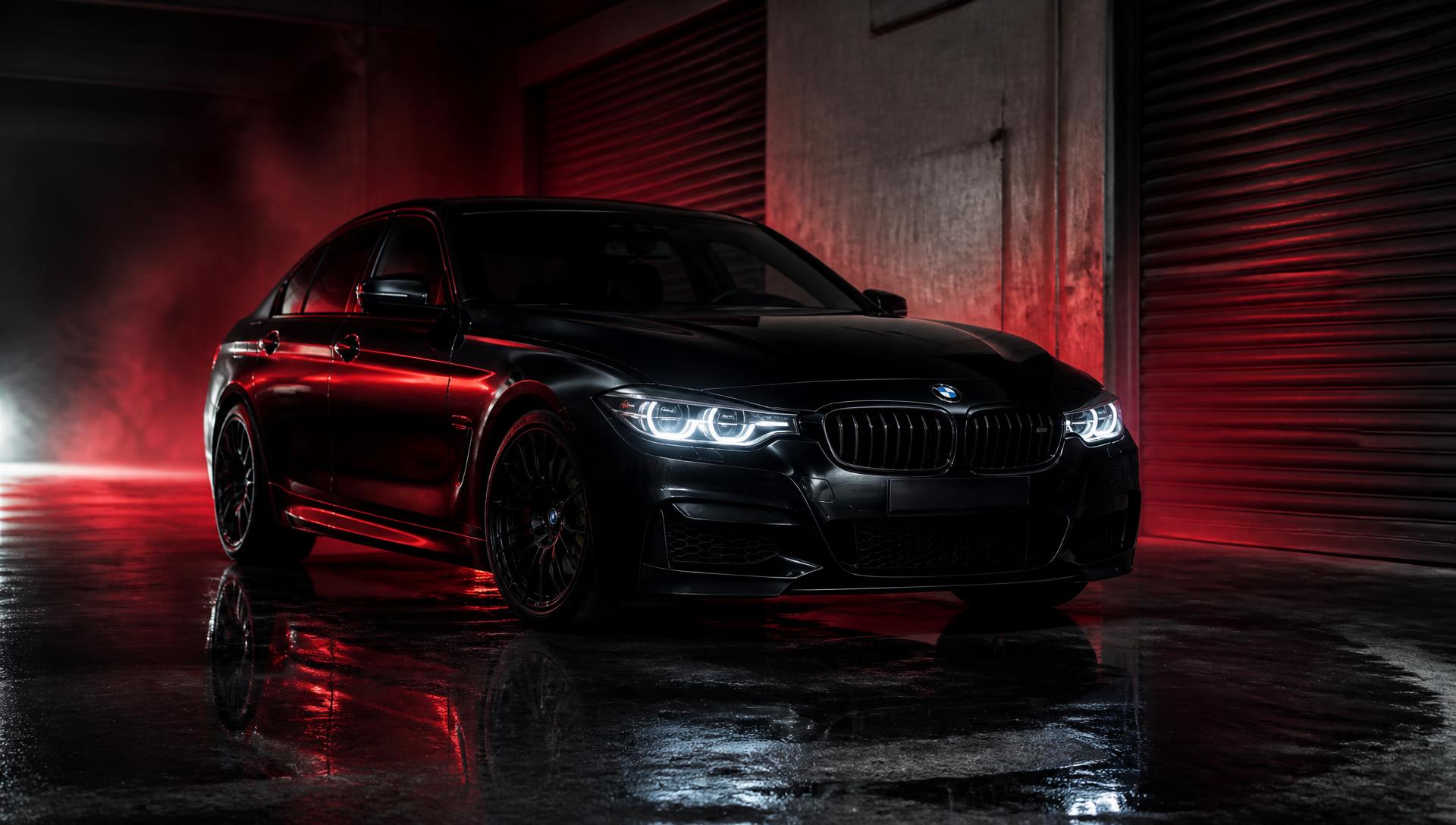 Berline BMW noire premium dans l'atelier TSKAUTO
